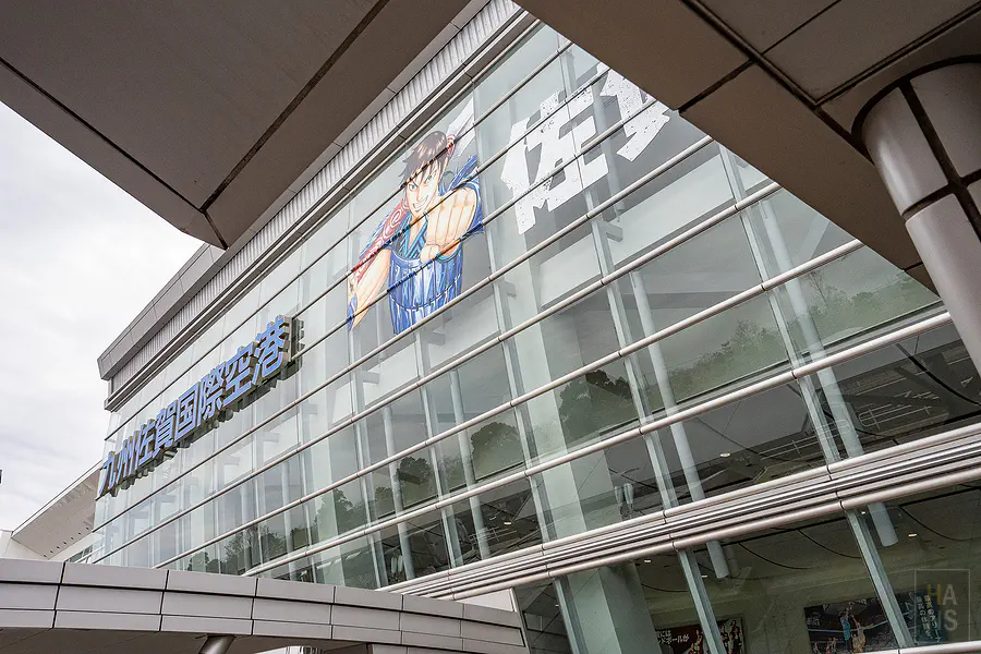 九州佐賀國際機場玻璃帷幕上的王者天下巨幅動漫包裝