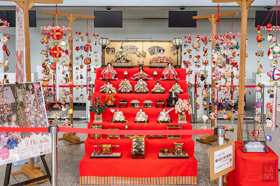 佐賀機場大廳展示的精美女兒節雛人形娃娃