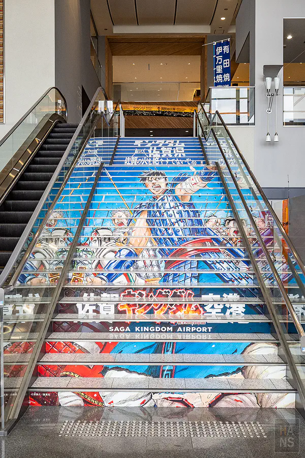 充滿王者天下動漫視覺的機場通往三樓大階梯