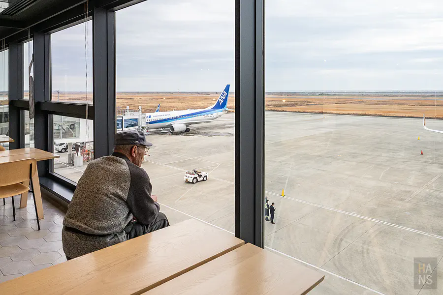 九州佐賀國際機場內明亮舒適的餐廳休憩空間