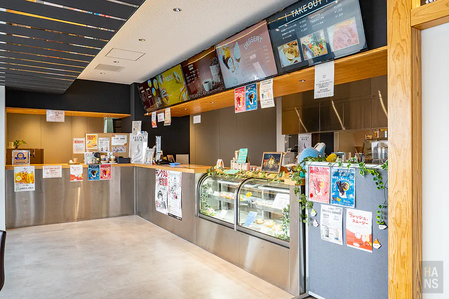 佐賀機場餐廳內視野極佳的靠窗觀景座位區