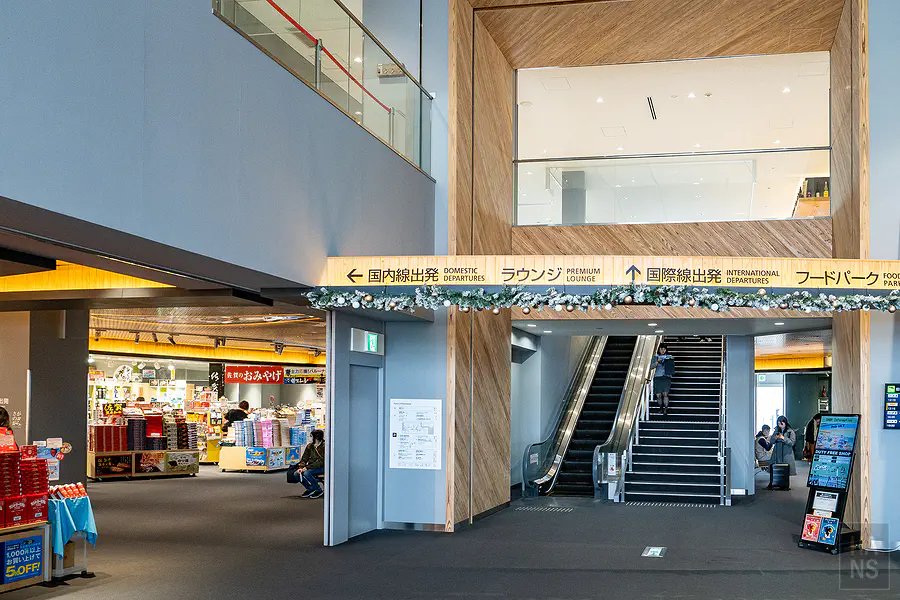 九州佐賀國際機場二樓伴手禮賣店豐富的特產展示