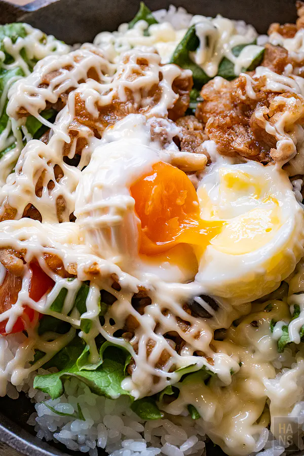 劃破半熟溫泉蛋與西西里飯完美融合的誘人畫面