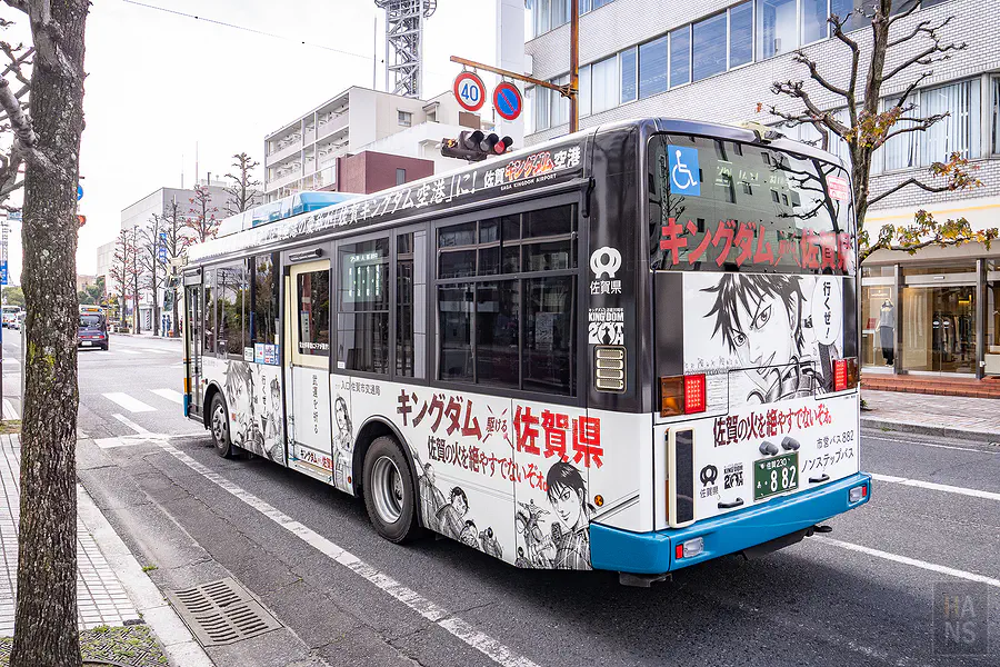 佐賀市區充滿王者天下動漫彩繪的公車
