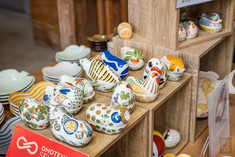 層架上展示著各種色彩繽紛且造型別緻的瓷器