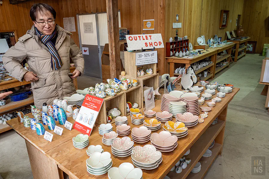 花紋細緻典雅的有田燒餐盤與茶具組