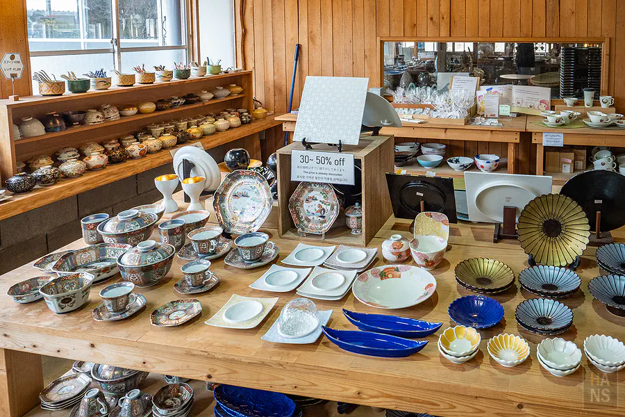 造型獨特且充滿日式美學的陶瓷器皿特寫