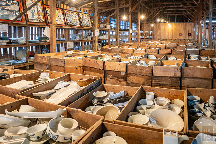 幸樂窯尋寶遊戲一般區的橙色購物籃與瓷器堆