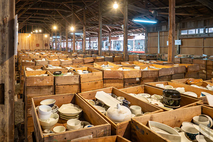 一般區內有著大量簡約素雅風格的有田燒器皿