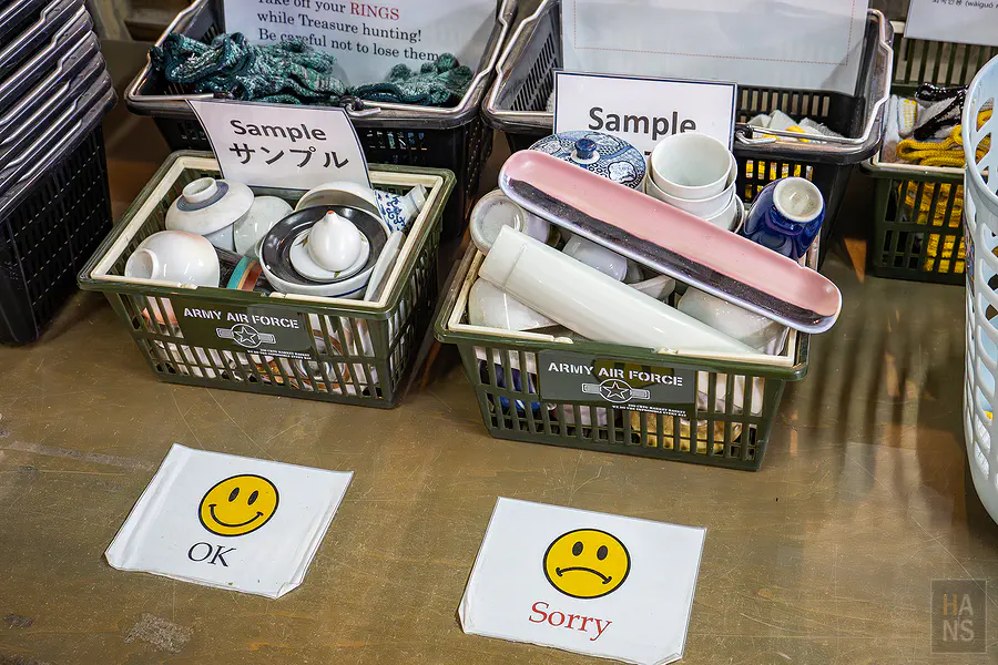 保留著復古氛圍的木箱與層層疊疊的陶瓷器