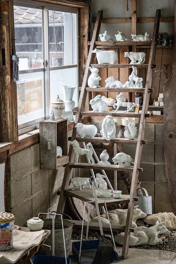 遊客們穿梭在木箱間享受尋寶樂趣的場景