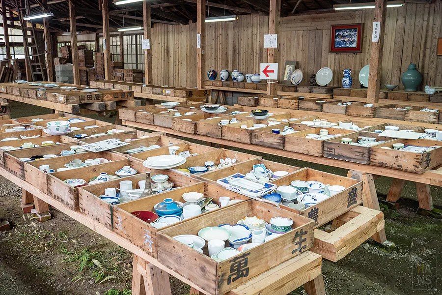 幸樂窯尋寶遊戲高價區內色彩華麗的手繪有田燒