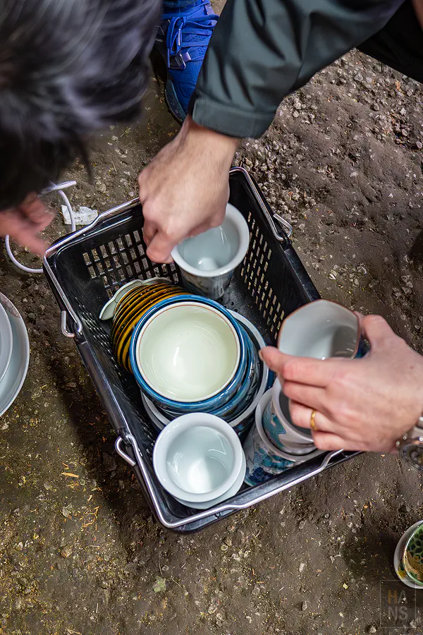 遊客們在尋寶結束前認真重新排列籃內有田燒瓷器