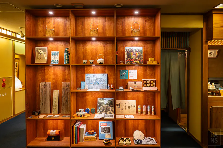 大廳木作展示櫃上的文創商品與歷史木招牌