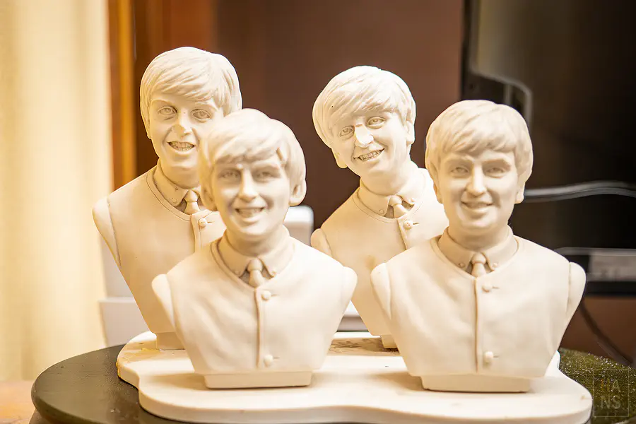 大村屋大廳擺放的披頭四精緻白色雕像