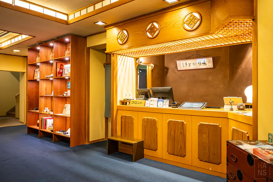 大村屋溫暖木質調的接待大廳與櫃檯