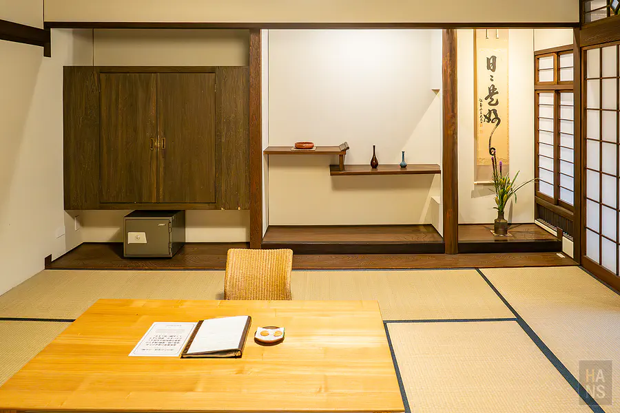 旅伴客房的日式榻榻米矮桌與掛軸裝飾