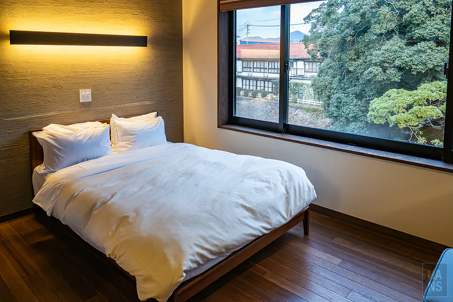 旅伴客房內採光極佳的舒適洋床與窗景