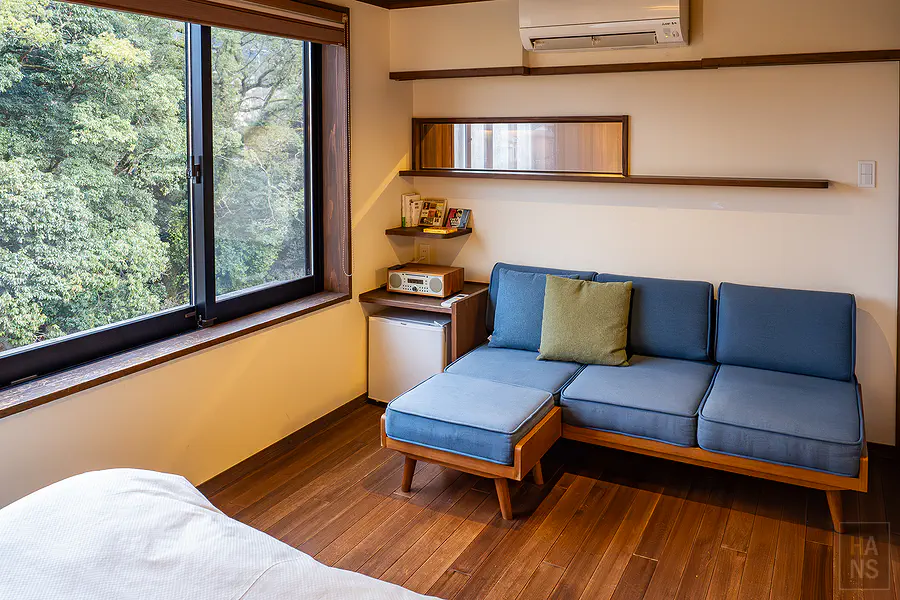 旅伴客房內的舒適藍色沙發與音響空間