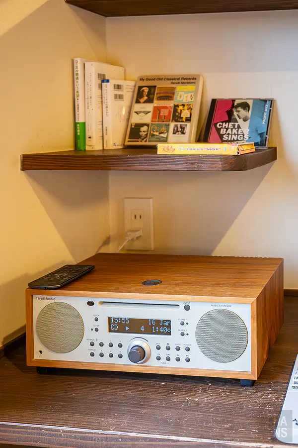 客房配備的木質Tivoli Audio音響與CD