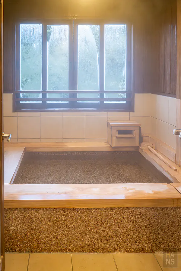 旅伴客房內專屬的室內溫泉浴池與窗景