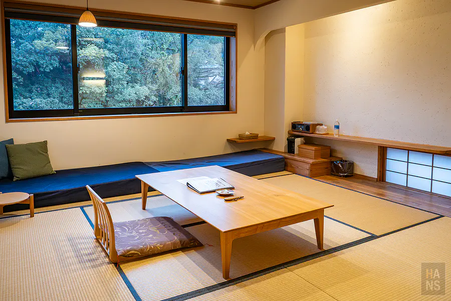 大村屋客房榻榻米起居室與戶外綠意窗景