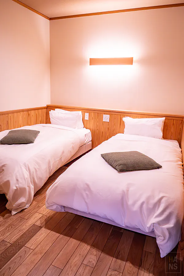 客房內側舒適的兩張單人洋床