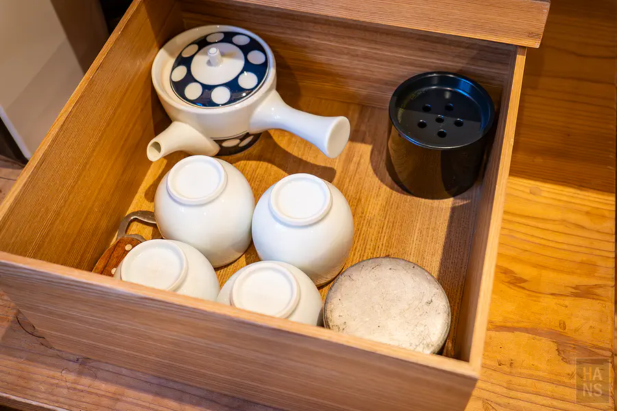 客房抽屜內整齊擺放的日式泡茶茶具組