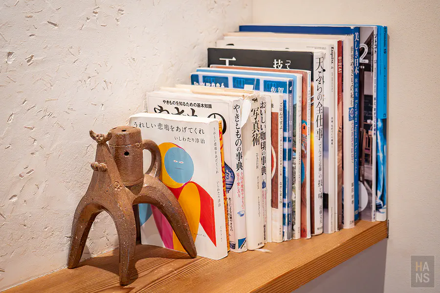 客房角落的設計書籍與特色陶器擺飾