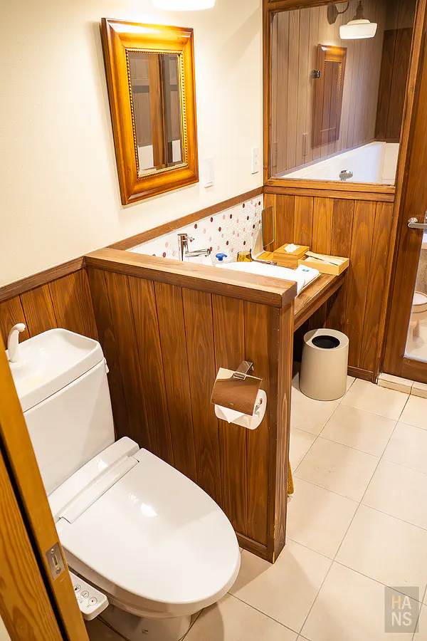 客房乾溼分離的木質調獨立廁所空間