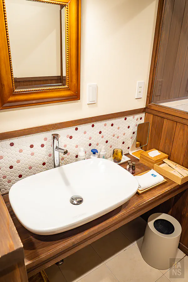 客房內乾淨明亮的獨立洗手台與備品區