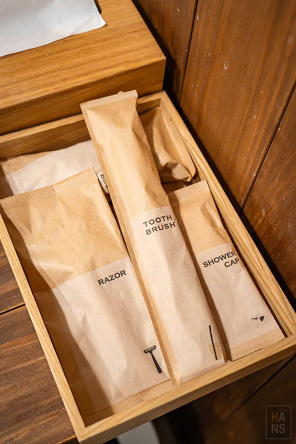 客房內準備齊全的牙刷與刮鬍刀等備品