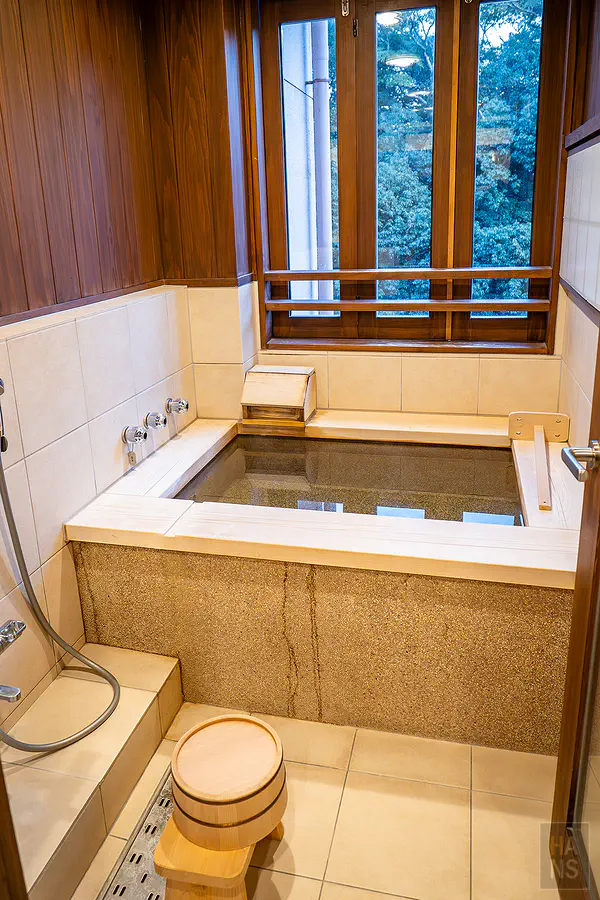 客房內專屬的室內景觀溫泉木質浴池