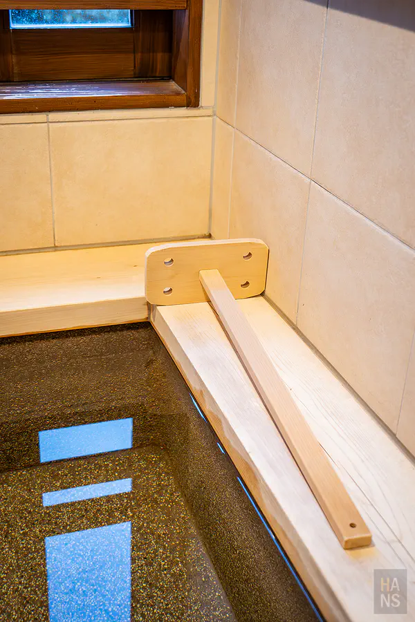 客房溫泉浴池旁的木製湯具細節