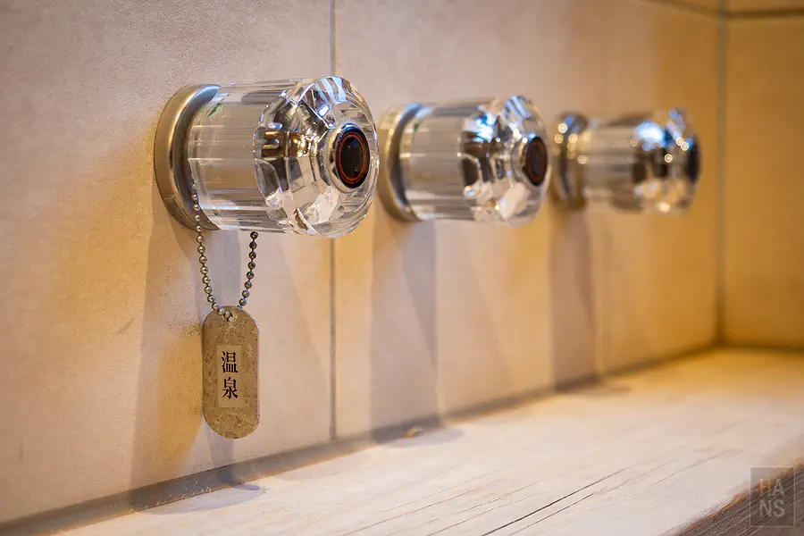 溫泉浴池出水開關與復古溫泉吊牌