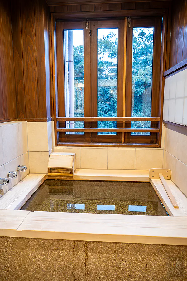 充滿日式風情的客房室內溫泉浴池全景