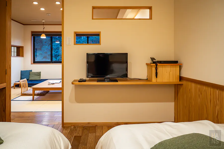 客房內的電視櫃與床鋪空間視角