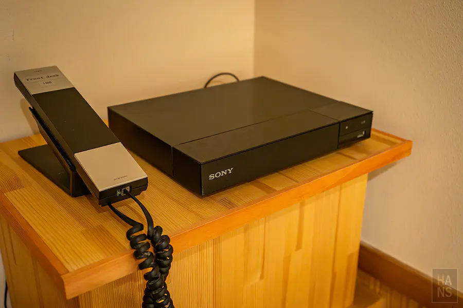 客房內具現代設計感的電話與設備