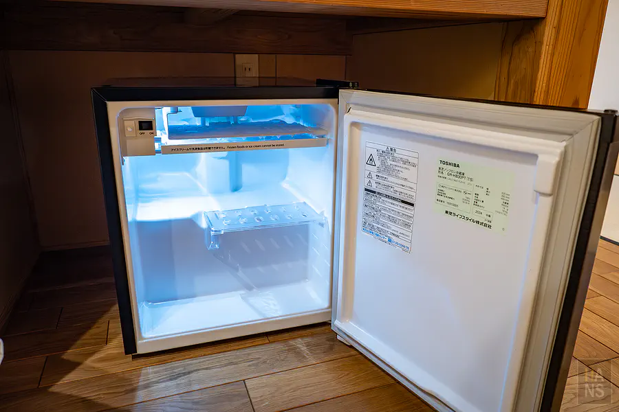 客房內準備的實用小冰箱設備