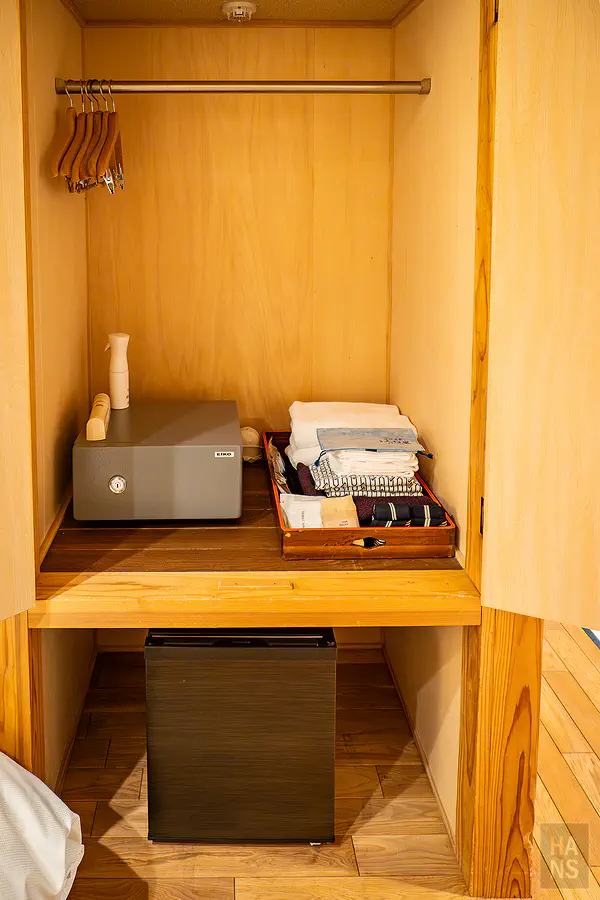 客房衣櫃內的保險箱與浴衣備品放置區