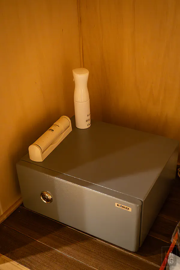 客房內的專屬保險箱與除臭噴霧