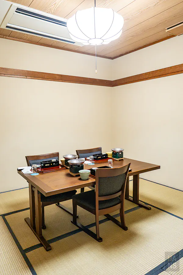 大村屋懷石料理晚餐精緻的專屬用餐空間與餐桌擺設