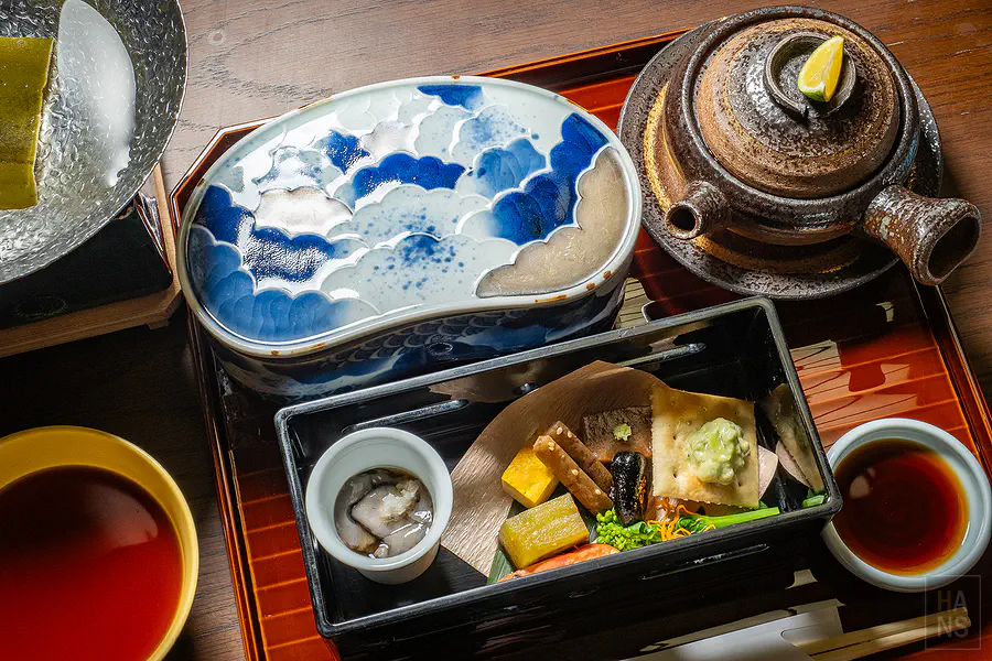 精緻前菜特寫與充滿日式風情的有田燒器皿搭配