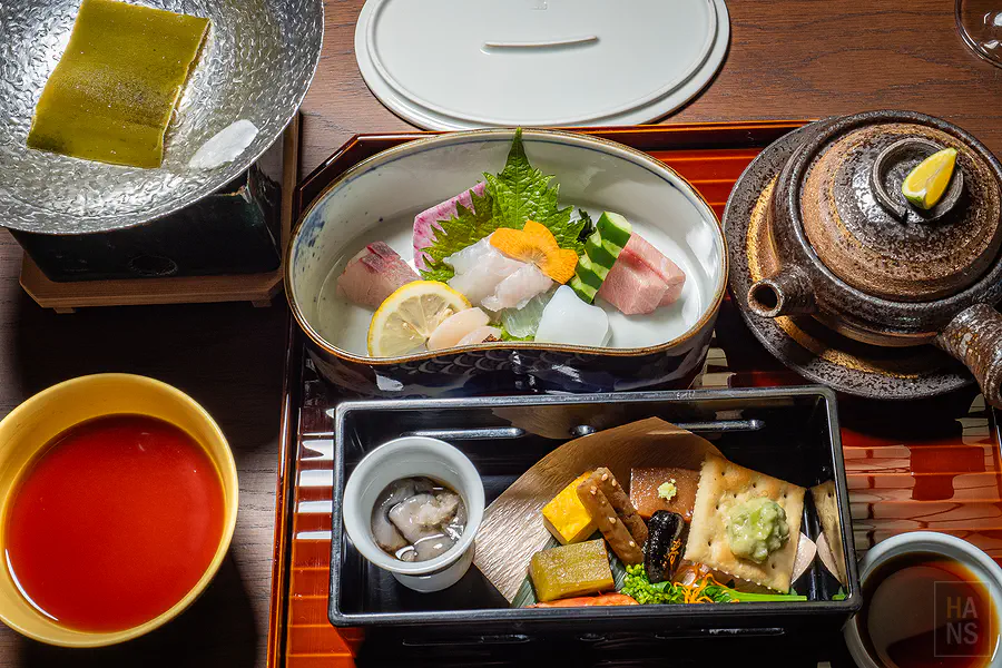 大村屋懷石料理新鮮厚實的生魚片盛合與土瓶蒸