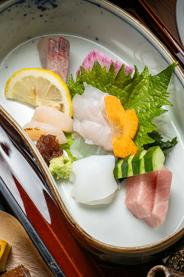 精美的有田燒器皿與新鮮生魚片特寫