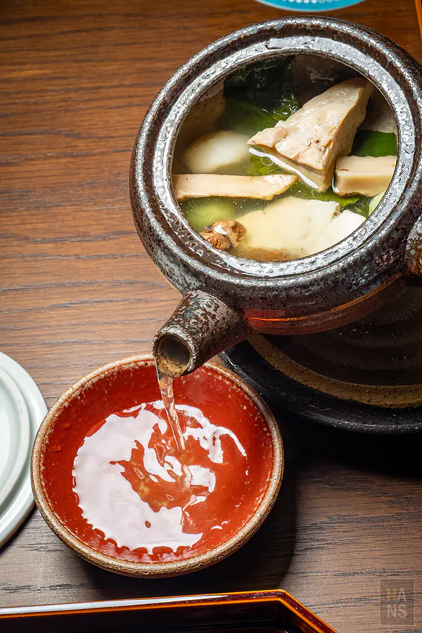 懷石料理中溫潤暖胃的精緻土瓶蒸倒湯畫面