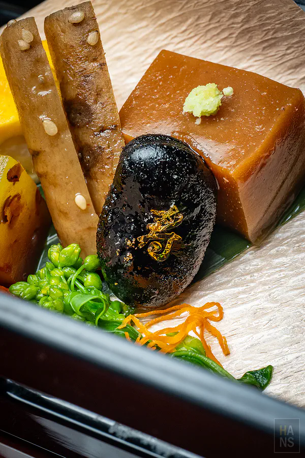 印有金箔壽字的極致精美お多福豆前菜