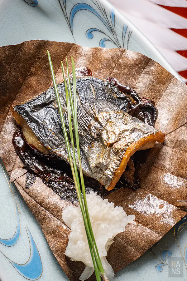 香氣四溢的鰆魚朴葉味噌燒烤料理