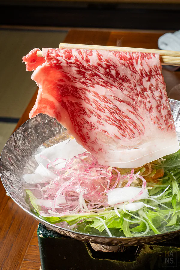 放入高湯中輕涮的粉嫩誘人佐賀牛片