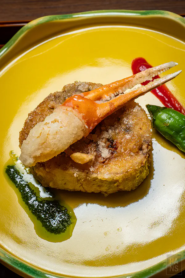 外酥內鮮嫩的炸蟹爪與太刀魚搭配特製醬汁